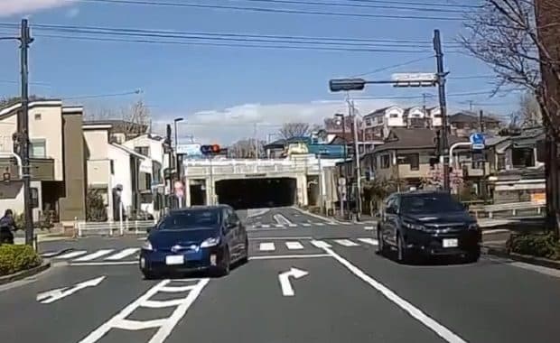 東京都で暴走するプリウスが右折レーンから交差点内で追い越しに失敗し対向車に正面衝突寸前の無謀な危険運転