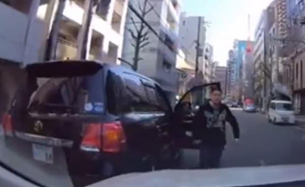 大阪で新車納車された20分後に暴走してバックしてきたランクル運転手に暴行されて当て逃げされる