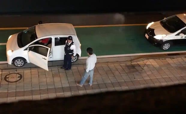沖縄で違反車両に乗っていた中年男性が警察官に逆ギレして大暴れ！警察は呆れて違反処理せず立ち去る