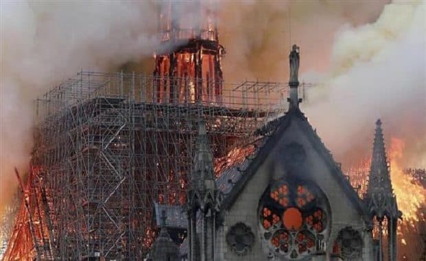 パリ「ノートルダム大聖堂」大規模火災の原因は改修工事か 火災と鎮火後の動画像まとめ