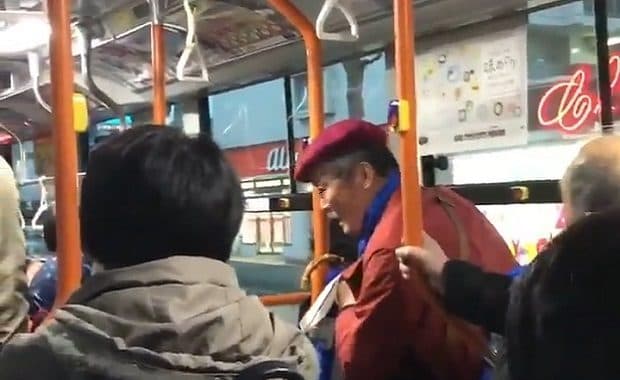 横浜市のバスで高齢者男性が子供を無理矢理引きずり下ろして席を奪う！老人「なんでオレが立たないといけない」