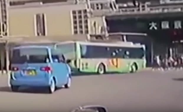 市営バスが横断歩道に突っ込み8人が死傷した神戸バス事故のドラレコ映像が公開される