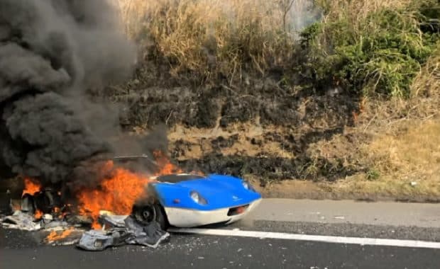 常磐道で「ロータス・ヨーロッパ」が大炎上する車両火災！完全に丸焼けの状態に