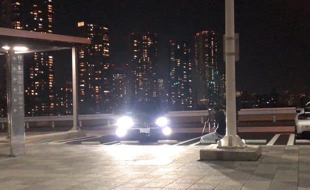 首都高速・辰巳PAでトヨタ・プリウスが写真撮影のために駐車車両を無理矢理どかせ3台分のスペースを占有「ちょうど入るんだよね。どくの？どかないの？」