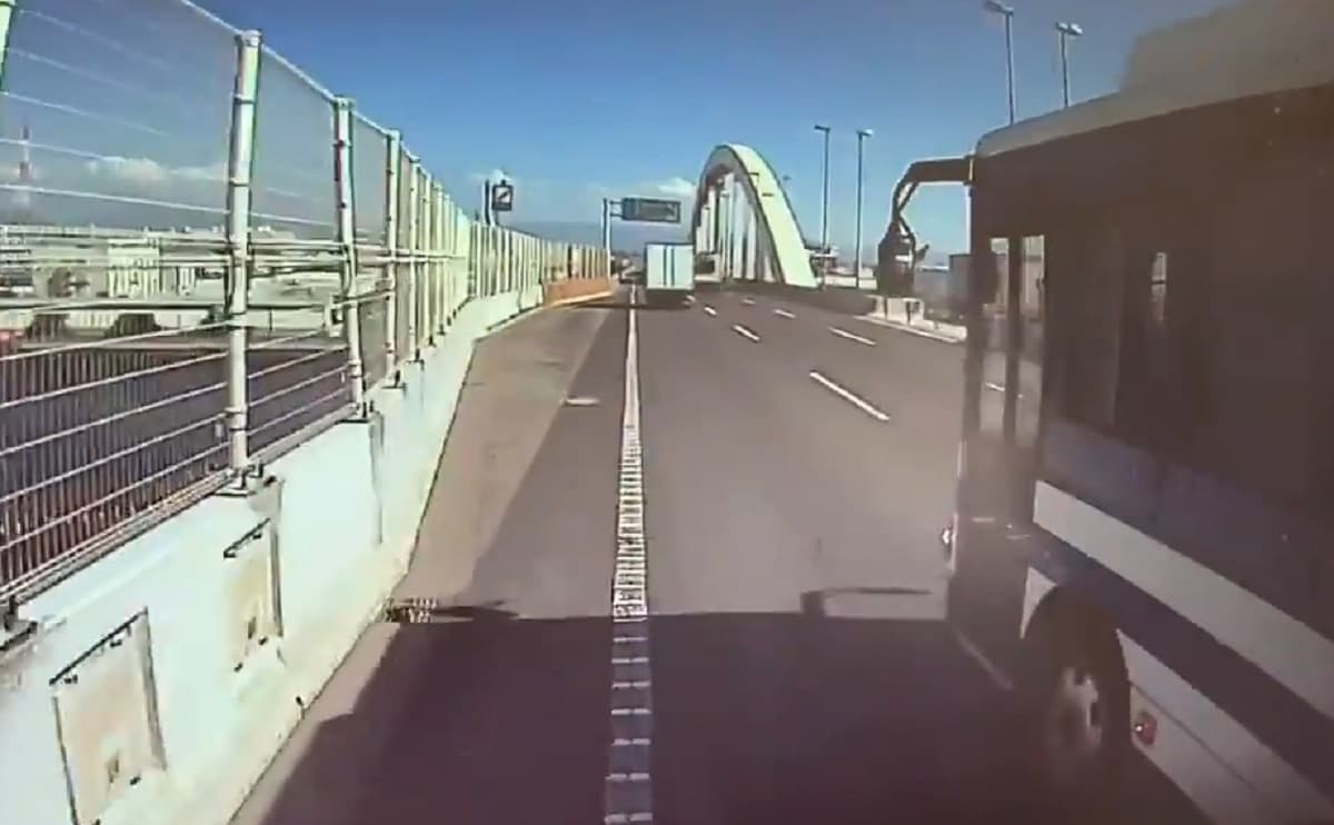 阪神高速・湾岸線で警察バスが危険運転！警察車両がトラックに幅寄せして事故寸前