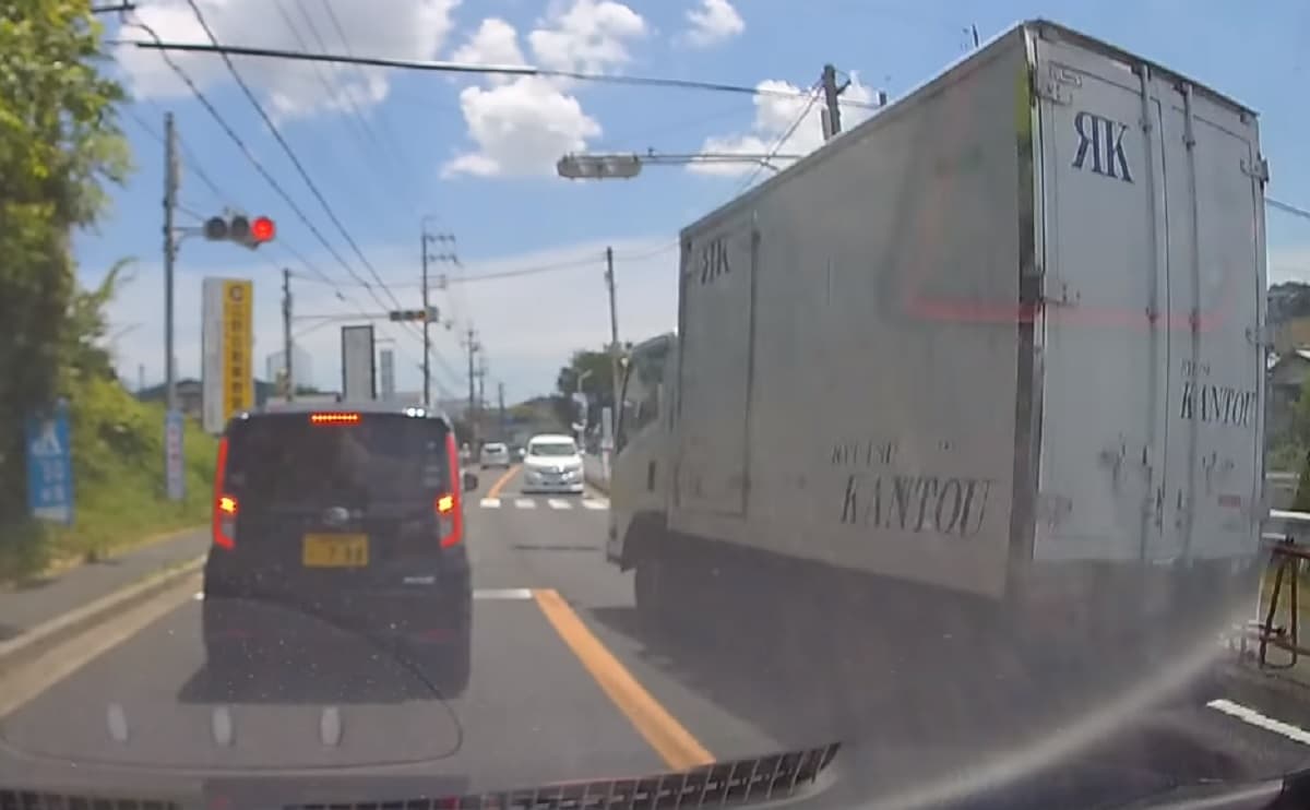 兵庫県三木市で逆走しながら猛スピードで赤信号に突っ込む暴走トラック！車体には会社名が入っていて当然炎上