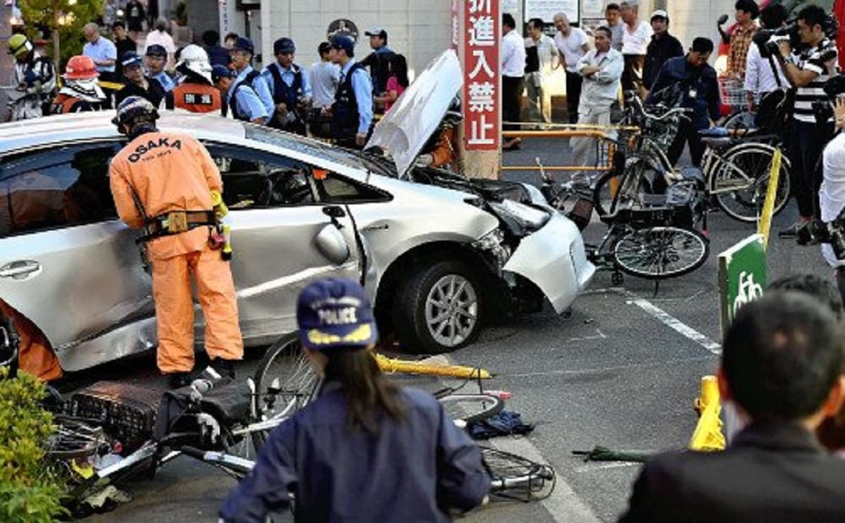 大阪「ライフ此花伝法店」で80歳高齢者が運転するプリウスが暴走し歩道に突っ込む事故！4人はねる