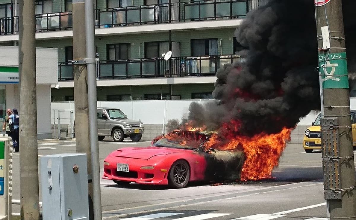 大阪・ファミマの駐車場でマツダ・RX-7（FD3S）が大炎上する車両火災