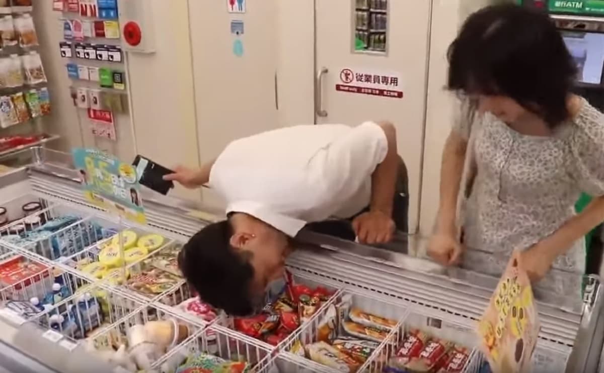 韓国人が大阪のファミリーマートでアイス冷凍庫に頭を突っ込み商品で体を冷却する動画を公開し炎上