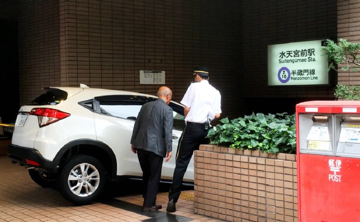 SUVを運転する86歳高齢者が東京メトロ・水天宮前駅の入り口に車でダイナミックエントリー