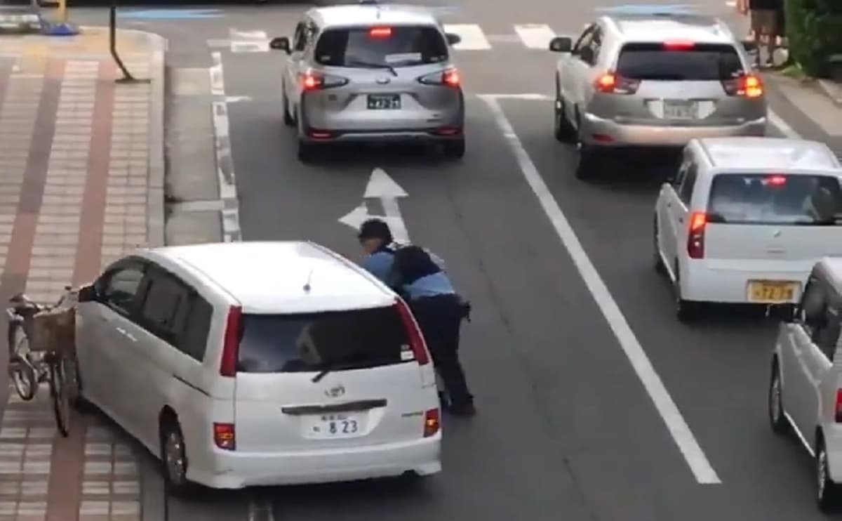 新潟県新潟市で男性が警察官の制止を振り切り車をぶつけながら無理やり逃走