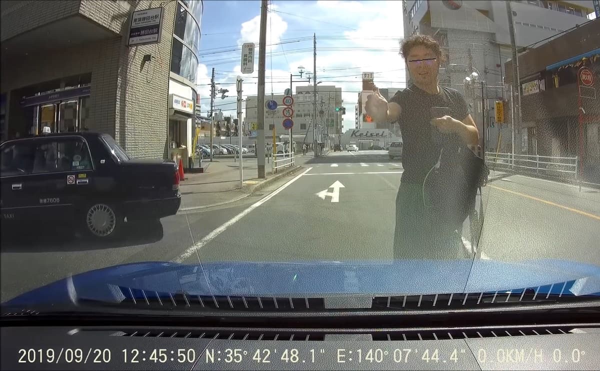 千葉県八千代市で車の進路を塞ぎ謎の液体を噴射する男が登場！後続車にも噴射して回る