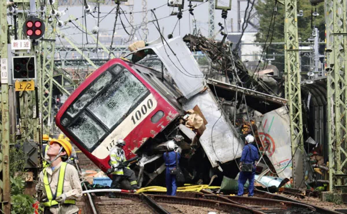 横浜・京浜急行電鉄が神奈川新町駅の踏切でトラックと衝突事故！1人死亡31人重軽傷の大事故