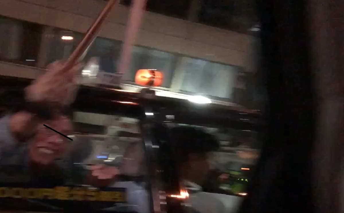 大阪でタクシーの後部座席から杖で車を笑いながら襲ってくる高齢者が登場！タクシーは何故かその後逃走する謎が多すぎる事件