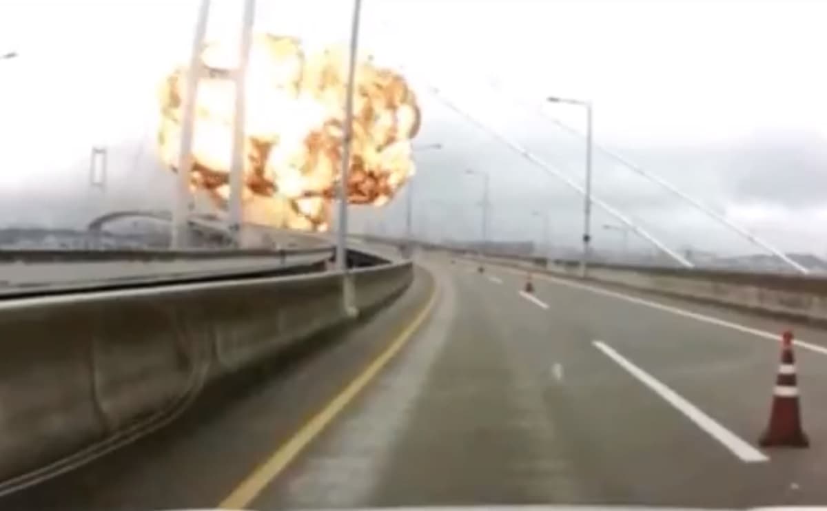 運転中に目の前が大爆発！北朝鮮から核攻撃を受けたと思ってしまうほどの韓国のタンカー爆発
