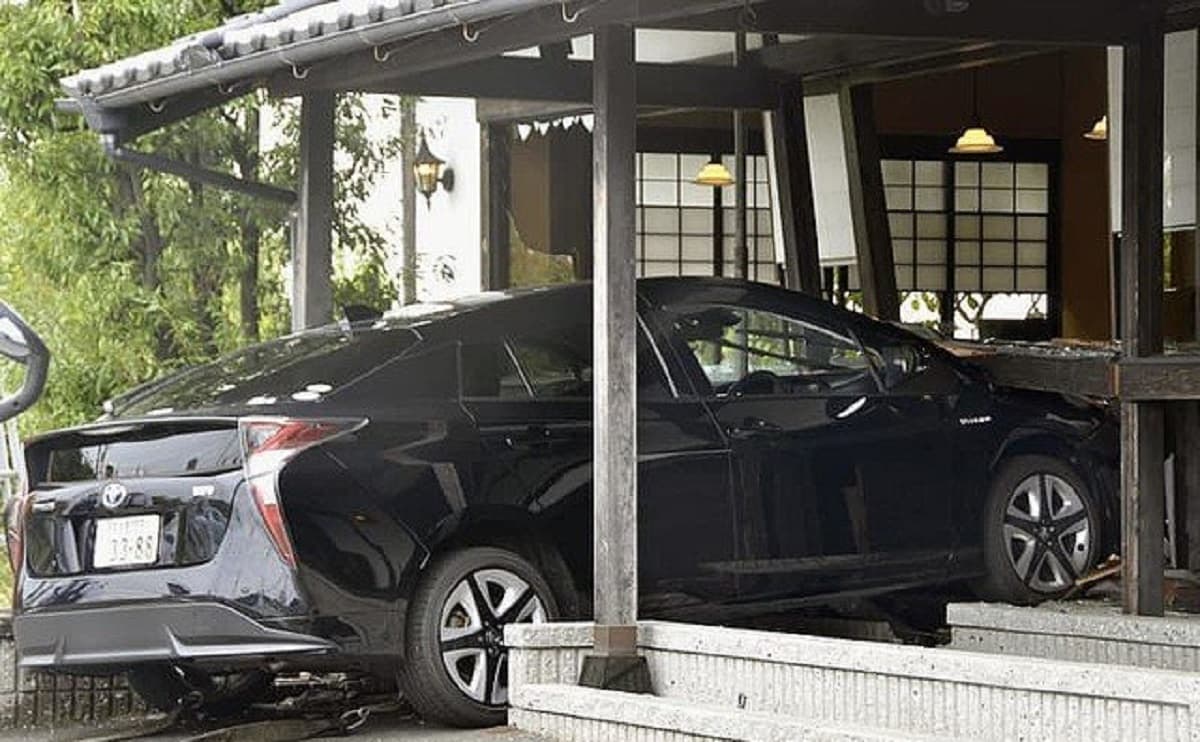 愛知県で75歳高齢者のトヨタ・プリウスが喫茶店に突っ込む神風ミサイル事故で9人けが！運転手「覚えていない」