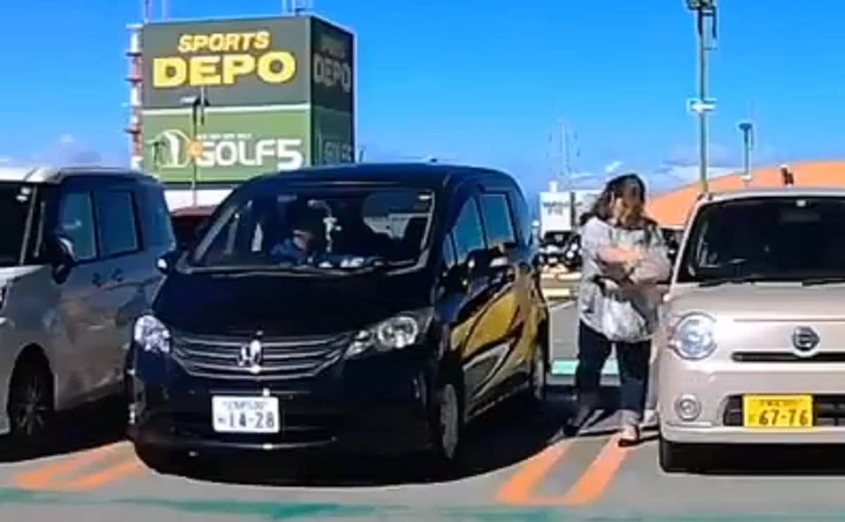 栃木県宇都宮市のベルモール屋上駐車場でホンダ・フリードに乗る男女が隣の車のミラーをぶっ壊して当て逃げ