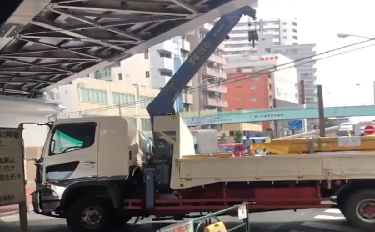 東京都荒川区で電話線を何ヶ所も引きちぎり京成線陸橋にぶつかり車体が浮くも逃走するクレーン車