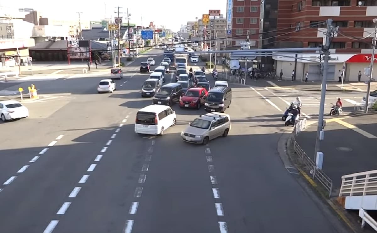 大阪の交差点が無法地帯過ぎ！交通ルール崩壊で同じ日本の公道だとは思えない
