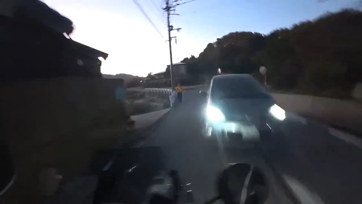 香川県で高齢者の車がセンターラインを割ってバイクに特攻してくる正面衝突事故のドラレコ動画
