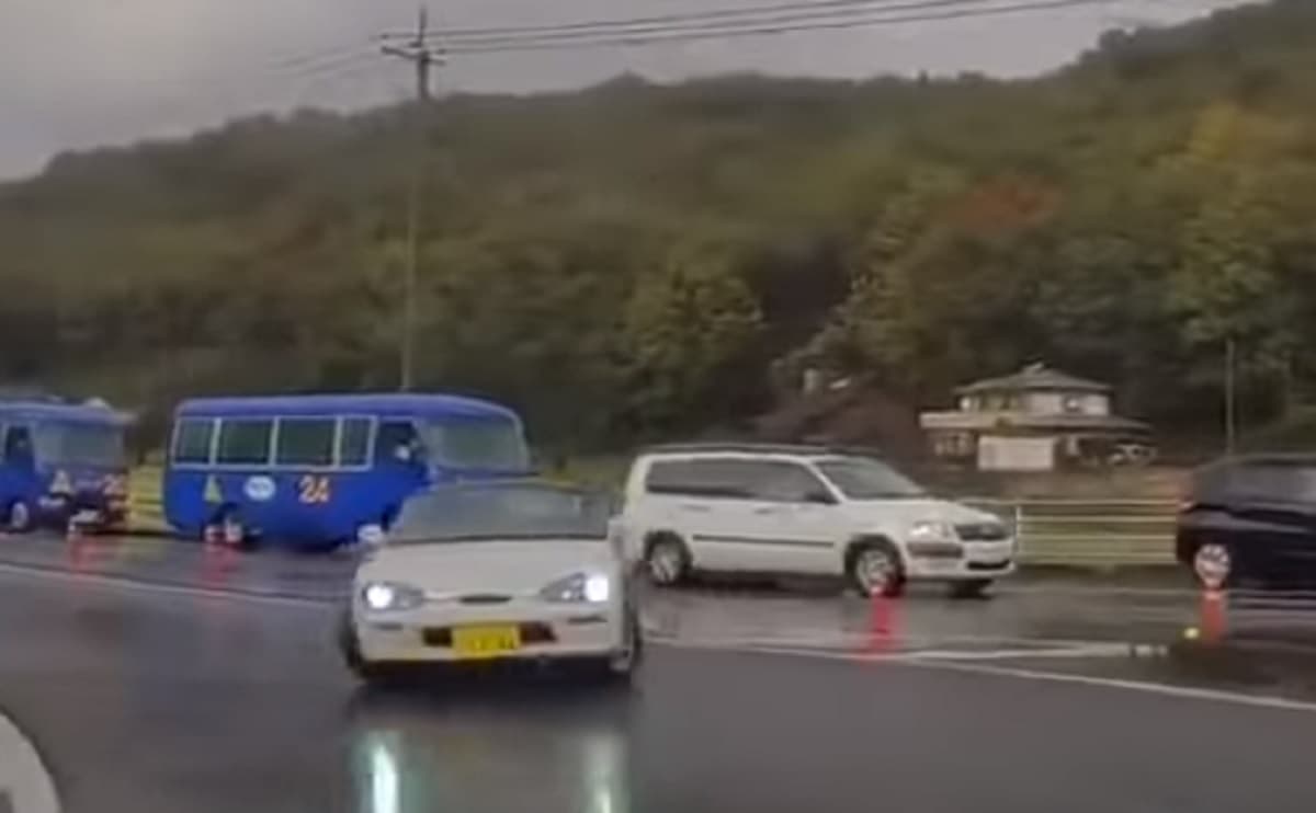 栃木県で前の車をあおり運転しまくった軽自動車がドリフト