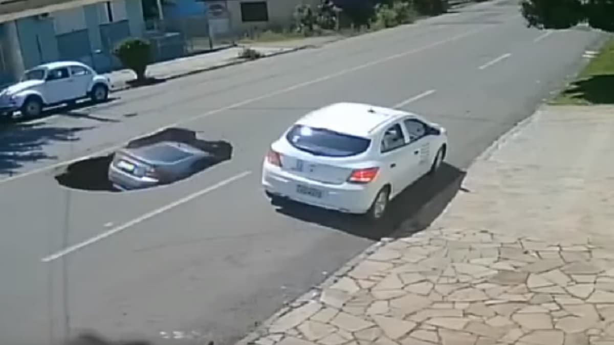 道路に空いた大穴に車が勢いよく突っ込んではまってしまう瞬間の動画