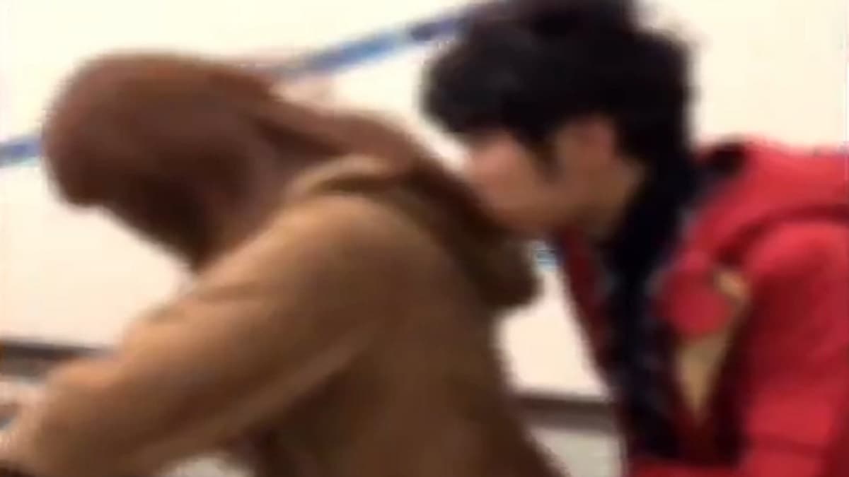 横浜駅で撮影された女性の匂いを嗅ぐ痴漢の動画が気持ち悪すぎると話題！これは完全にアウト