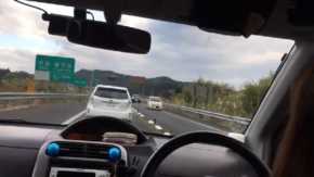 鹿児島県・南九州自動車道を5km/hで走るあおり運転！当たり屋情報も出てるヤバいプリウスが登場