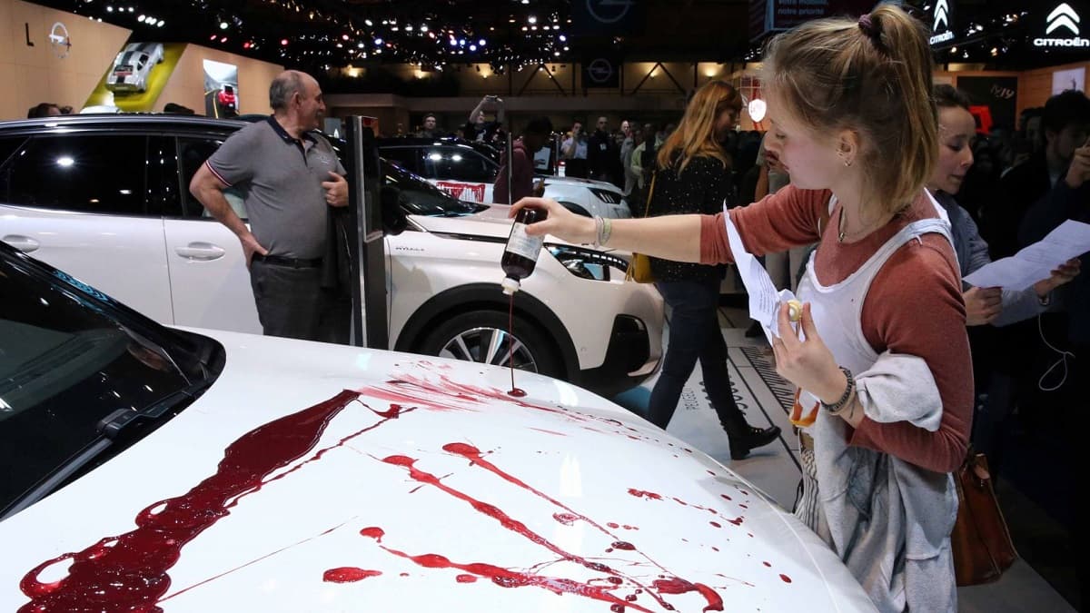 モーターショーに展示してある車に赤い液体をまく等メチャクチャな活動家150人近くを逮捕