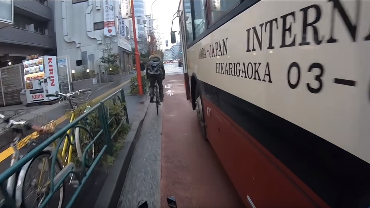 東京・新宿でAJISスクールバスがUberEats配達員の自転車に悪質な幅寄せでトラブル！バスの高齢運転手は暴行も加える