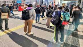 新宿駅南口の歩道橋で首つり自殺した男性が死亡！目撃者多数で画像がSNSに出回る