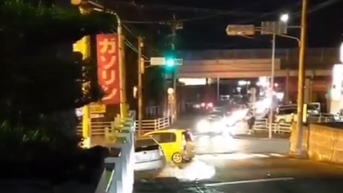 福岡県で高齢者運転の暴走プリウスが壁や車を気にせず特攻する事故！ガソリンスタンドに追突してようやく停止
