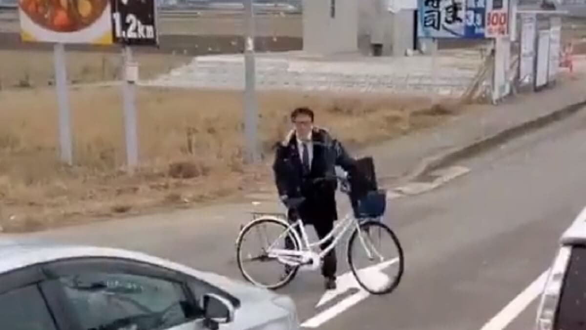 福井市で自転車に乗るスーツ姿の男性が車を強制停車させ無理やりドアを開け怒鳴る！後続のプリウスはミサイルで逃げ切る