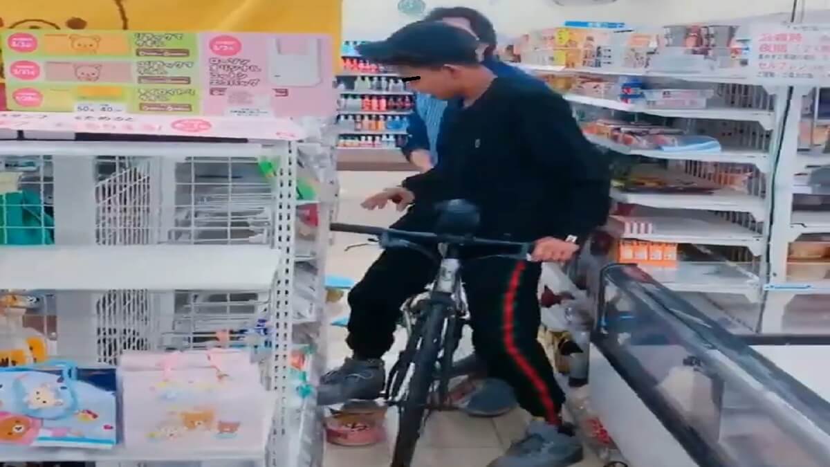 外国人がローソン店内で自転車に乗り商品を落とし踏みつけ大暴走！店員に制止されるも止めず