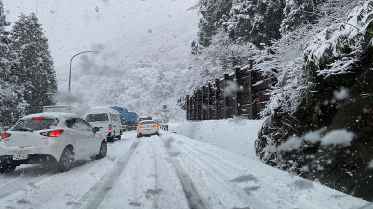 箱根が大雪で積雪して真っ白の雪景色に！立ち往生する車続出で通行止めも