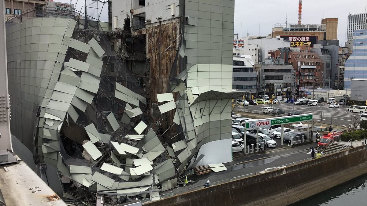横浜駅西口・ホテルZAFIROのビルが崩壊！建て替え作業失敗か