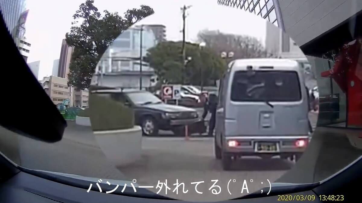 千葉銀行本店の駐車場で高齢者が大暴走！バンパー外しながらボッコボコの車で自由に走る
