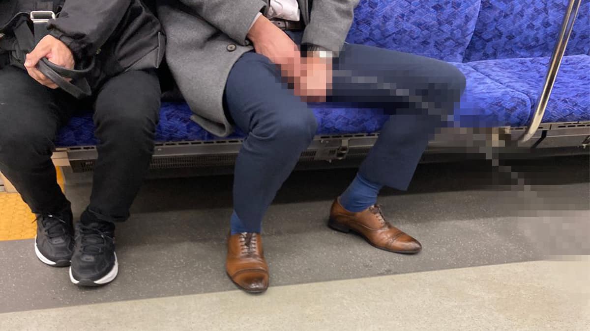 東武日光線の電車内で突如スーツの男性が座席に座ったまま放尿してしまう