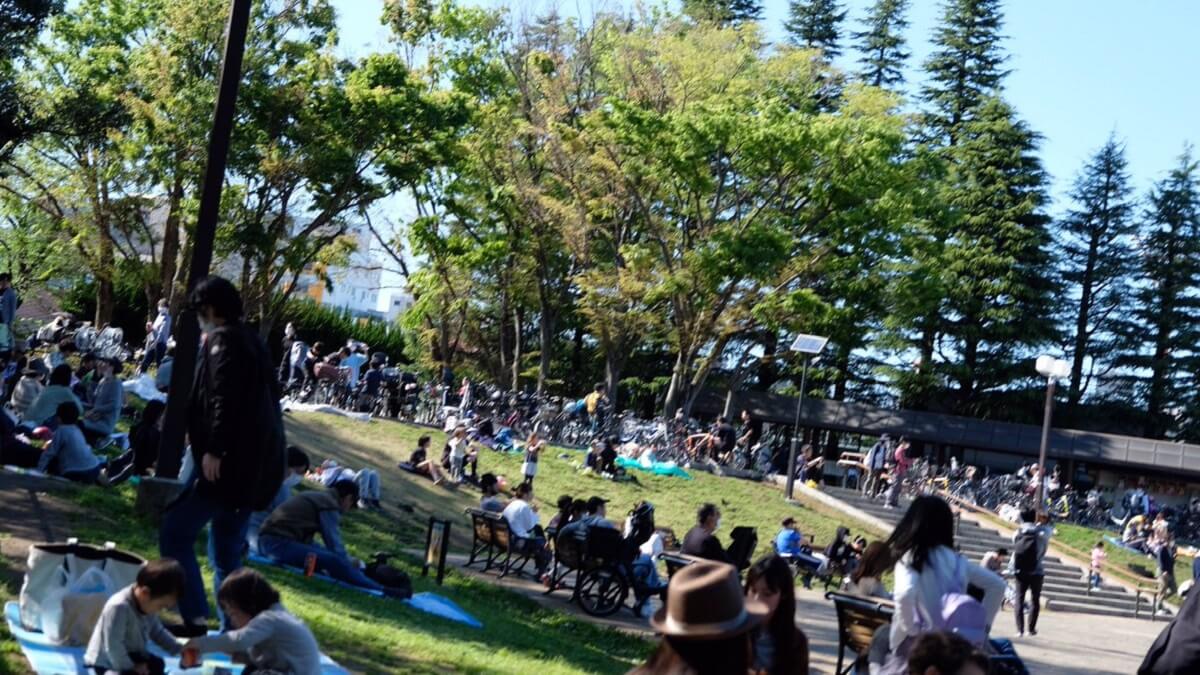 非常事態宣言下の東京・世田谷公園や駒沢公園が異常な大混雑！「平常時の120％」「自粛モード完全終了」