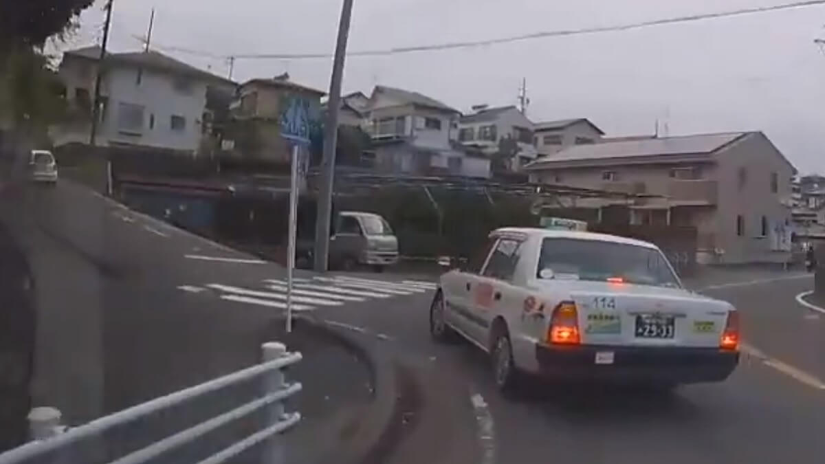 静岡タクシーがヤバすぎる運転で事故寸前 連絡するも謝罪なく笑いながら事務員が対応 きたきた笑