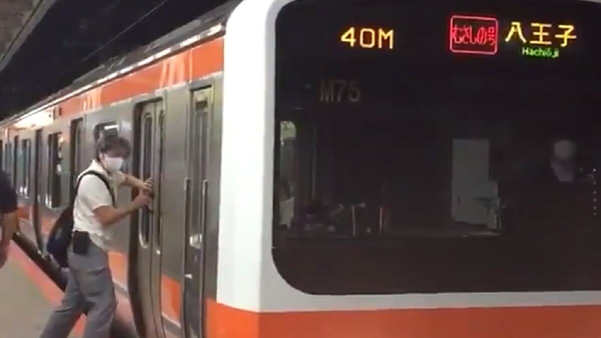 電車のドアに傘を差して無理やり乗車するおじさん 1人の駆け込み乗車で多くの人に迷惑をかける