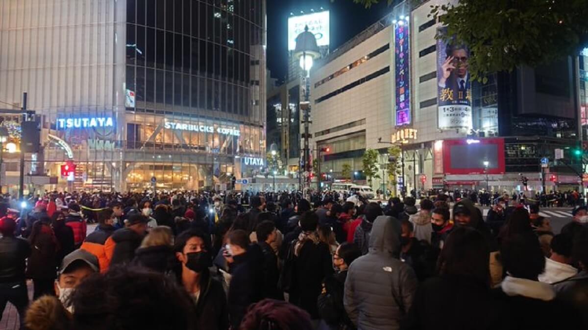 大晦日の渋谷カウントダウンに人集結で大盛り上がりカオス状態 東京各地の初詣も大混雑で密状態