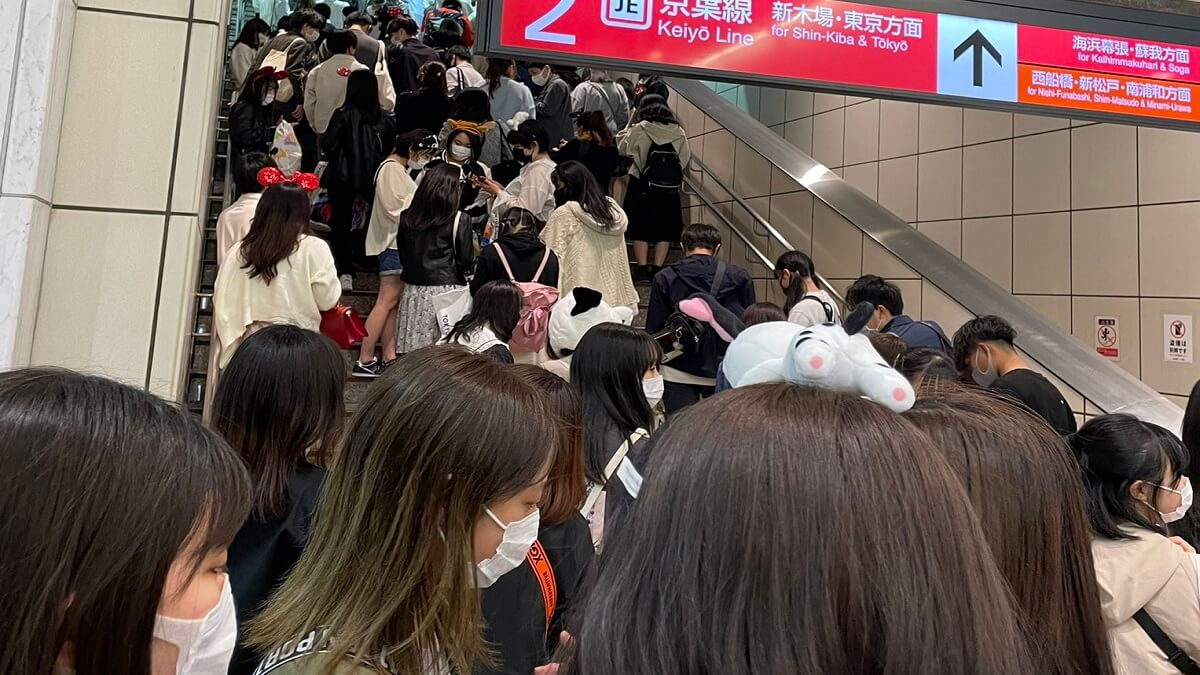 緊急事態宣言対象外地域の東京ディズニーランドが大混雑 舞浜駅も動けないぐらい混雑してしまう