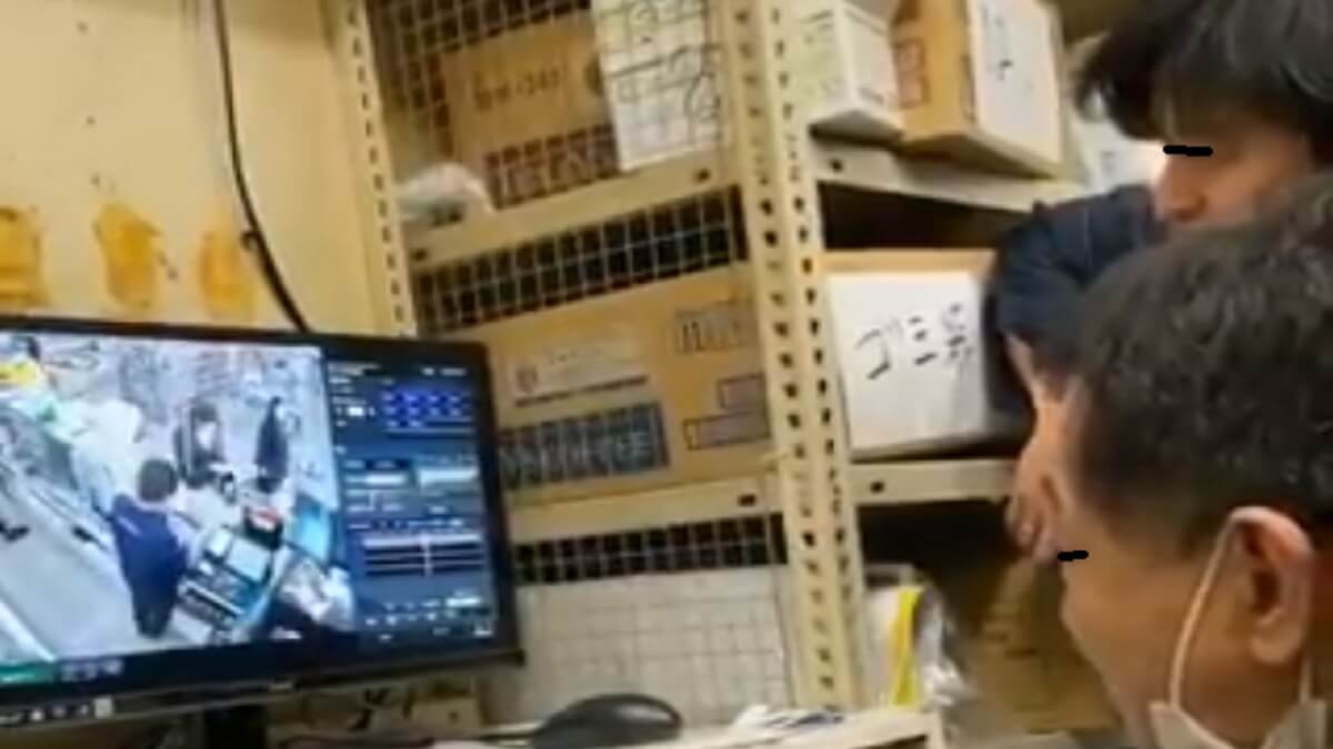 ファミマの店員が監視カメラで女性客の胸部を覗くバイトテロ動画が公開！事務所で大喜びする中年男性たち