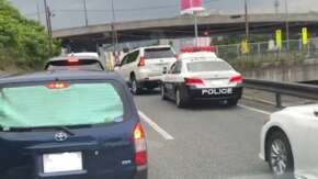 静岡県・沼津岡宮IC付近で警察や一般車にぶつけて無理やり逃走する盗難車ランクルが登場