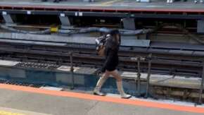 渋谷駅の線路を普通に歩く女性が登場し電車止まる！ミニスカ女子「なんか駅員の対応悪かったから」