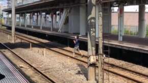 藤沢駅の線路上に降り叫びながら駅員に石を投げる人物の影響で東海道線が運転見合わせ！保護者も飛び降り追いかける