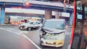 大阪で緊急走行中のパトカーがド派手に軽自動車に突っ込む事故
