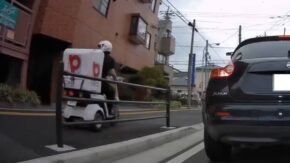 ピザーラの宅配バイクが歩道を爆走する危険運転「免許返納しろ」